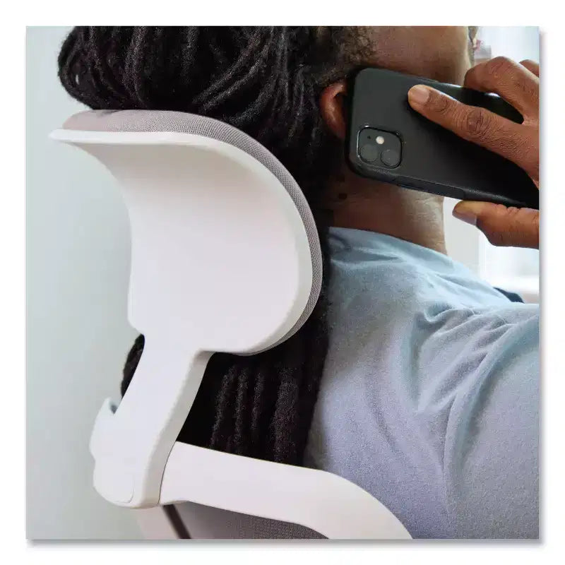 Chaise de bureau à dossier en maille, hauteur réglable de 17,95" à 21,1", assise grise, dossier gris/blanc, piètement blanc