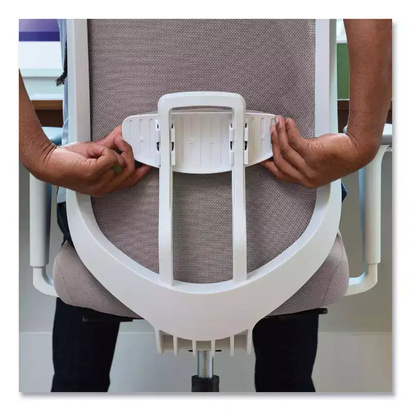 Chaise de bureau à dossier en maille, hauteur réglable de 17,95" à 21,1", assise grise, dossier gris/blanc, piètement blanc