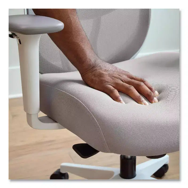 Chaise de bureau à dossier en maille, hauteur réglable de 17,95" à 21,1", assise grise, dossier gris/blanc, piètement blanc