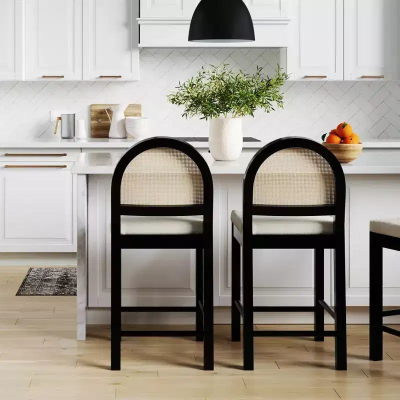 Tabouret de bar à hauteur de comptoir, dossier en rotin incurvé, assise en bouclette crème, pieds en bois d'hévéa noir, 61 cm