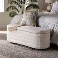 Banc de rangement relevable d'inspiration Japandi, assise en tissu crème, structure en bois brun noyer
