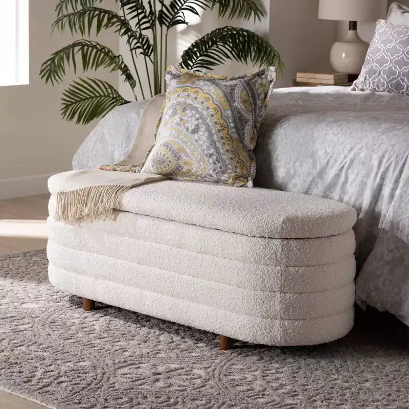 Banc de rangement relevable d'inspiration Japandi, assise en tissu crème, structure en bois brun noyer