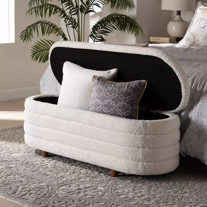 Banc de rangement relevable d'inspiration Japandi, assise en tissu crème, structure en bois brun noyer