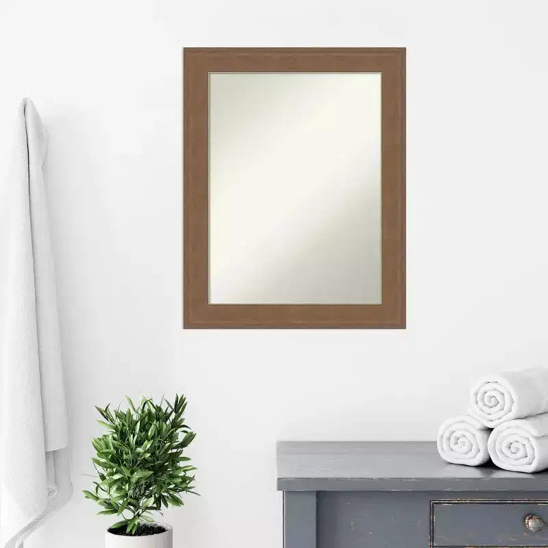 Miroir mural de salle de bain sans biseau, cadre aspect bois brun moyen, 22,5" x 28,5"