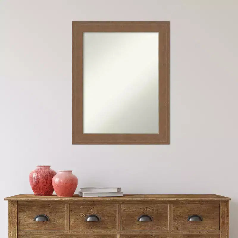 Miroir mural de salle de bain sans biseau, cadre aspect bois brun moyen, 22,5" x 28,5"