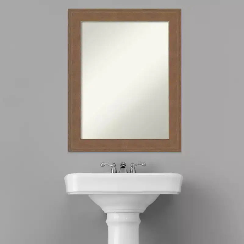 Miroir mural de salle de bain sans biseau, cadre aspect bois brun moyen, 22,5" x 28,5"
