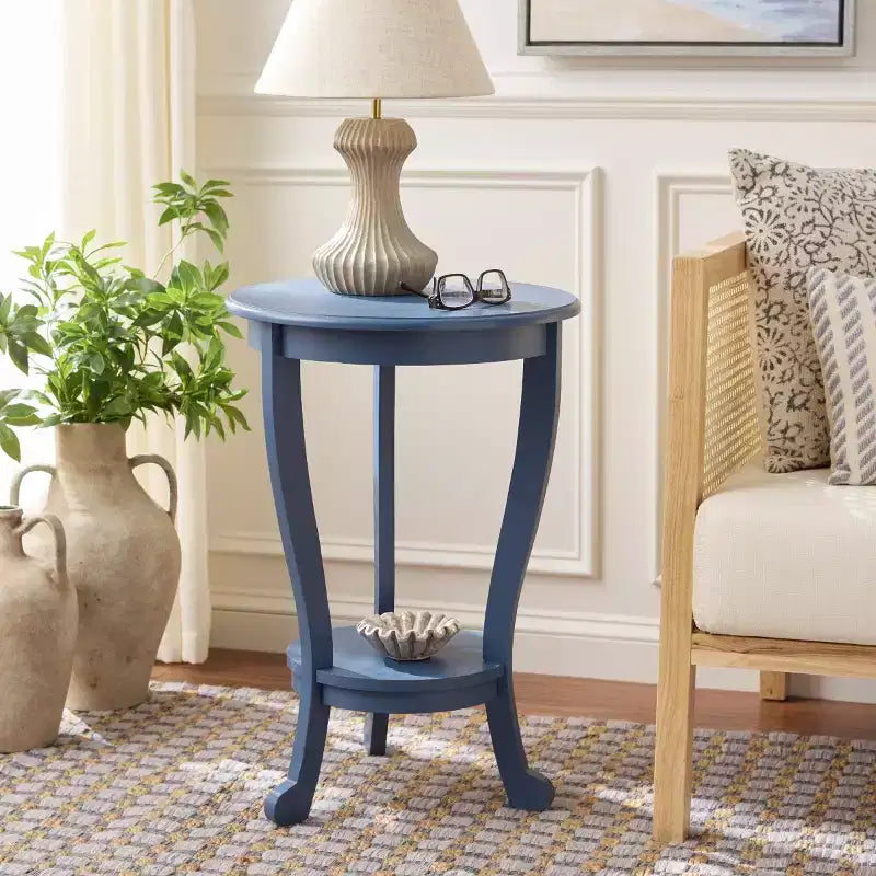 Table d'appoint ronde sur pied avec étagère inférieure, pin gris vintage, style traditionnel